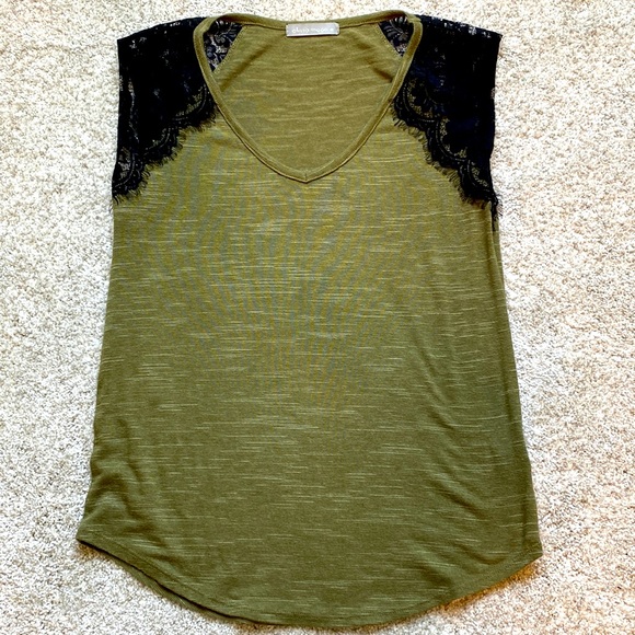 Olivia Moon lace cap sleeve v-neck shirt. Small - Picture 3 of 8